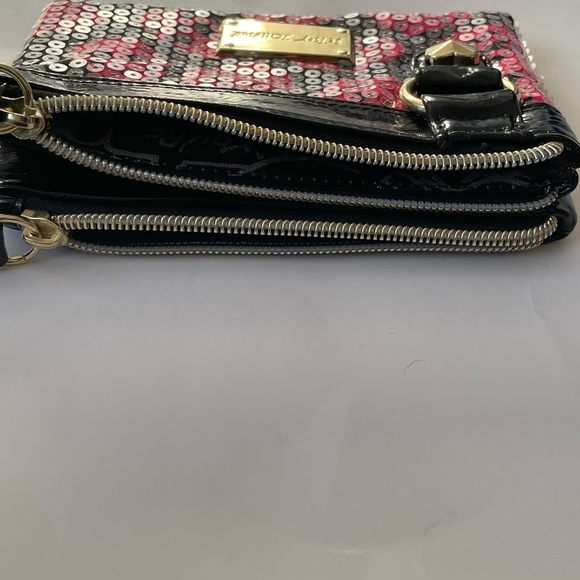 💕Women’s Betsy Johnson 💕Wristlet/Wallet💕Skull and Rose Pattern🌹💀 - Picture 7 of 8